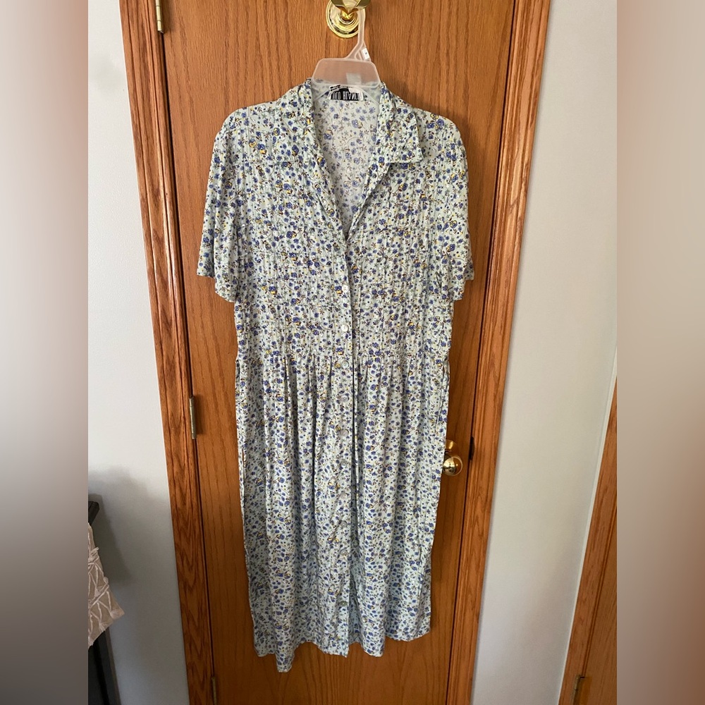 Vintage Women’s Floral Button-Up Midi Dress